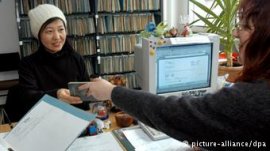 A young woman at the foreigners' office in Germany, Copyright: picture-alliance/dpa