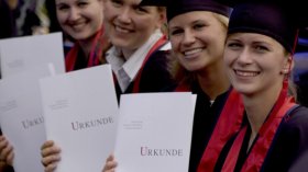 Students with degree certificate © Lichtenscheidt/DAAD